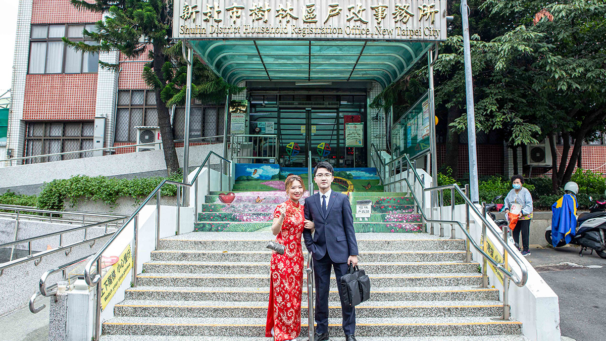 不論有沒有要辦婚禮公開宴客，就算只去戶政事務所登記，也會想要有結婚登記攝影紀錄吧！挑一個有美美結婚牆或背板的戶政事務所，是在登記結婚前的一個小功課。而登記前，你們的資料也都準備齊全了嗎?而關於結婚登記的常見問題，新北婚紗攝影OKOH團隊都幫你整理好囉！ 結婚有許多需要準備的大小事，除了婚宴及婚紗，需要擔心各式各樣細節與事先預訂的各式場地、佈置等等；以及在人生最重要的時刻，自己是否能一直保持美美的狀態，對於結婚，一定要留下許多美好的回憶呀！