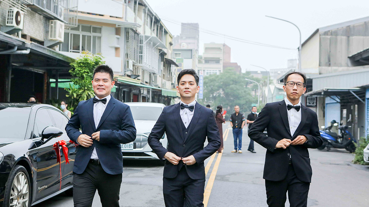 婚禮紀錄裡面總是可以看到準新人及親友在訂婚結婚儀式展現了各種穿搭，但究竟在各種結婚習俗應該如何穿著呢?關於這部份總是讓準新人和親友們傷透了腦筋。畢竟結婚這等大事，穿著打扮就算不需要過於盛裝，也得花點心思穿搭，以示敬意，今天就跟著新北婚紗好朋友OKOH來看看各個婚禮習俗時適合的穿著與穿搭吧！