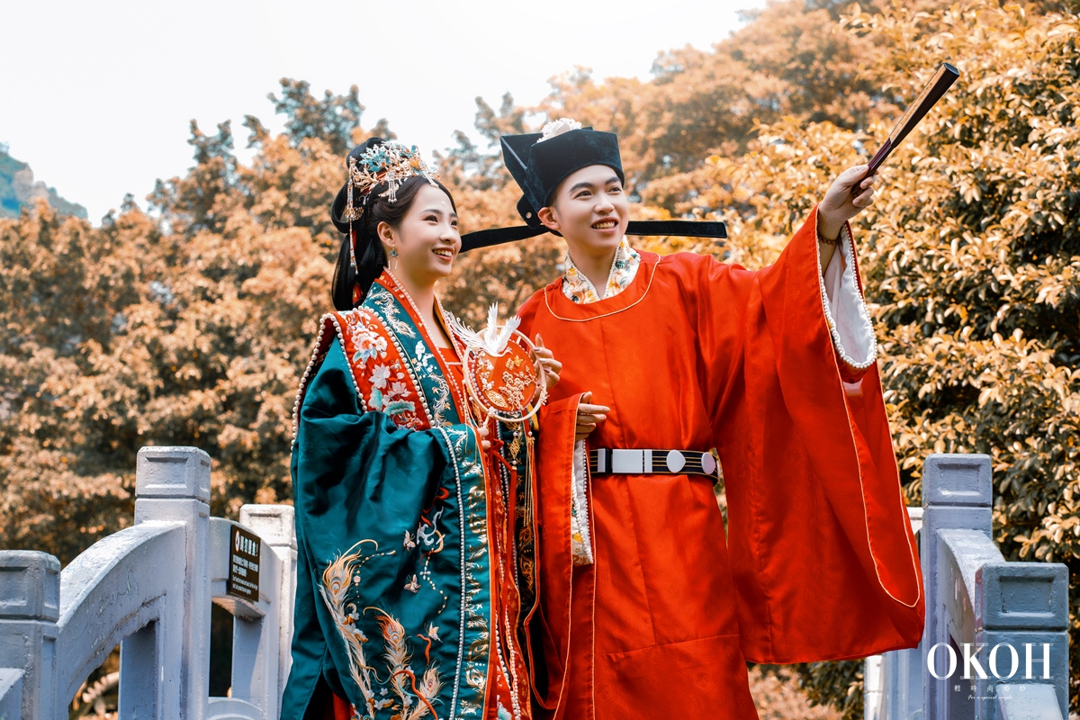 近年來中式婚禮也成為主流，人人都想體驗傳統的婚禮，試試看走中式的婚禮風格，以中國風作為整體的搭配，跳脫了以往婚宴上會出現的夢幻粉色系或西式風格。那準新人選定了中式的婚宴主題，佈置也絕對不可少，現代的中式婚宴就多了許多精緻的佈置，朝時尚的方向前進，那就跟著新北婚紗OKOH好朋友一起來看看，中式婚禮在佈置上都有哪些元素吧~