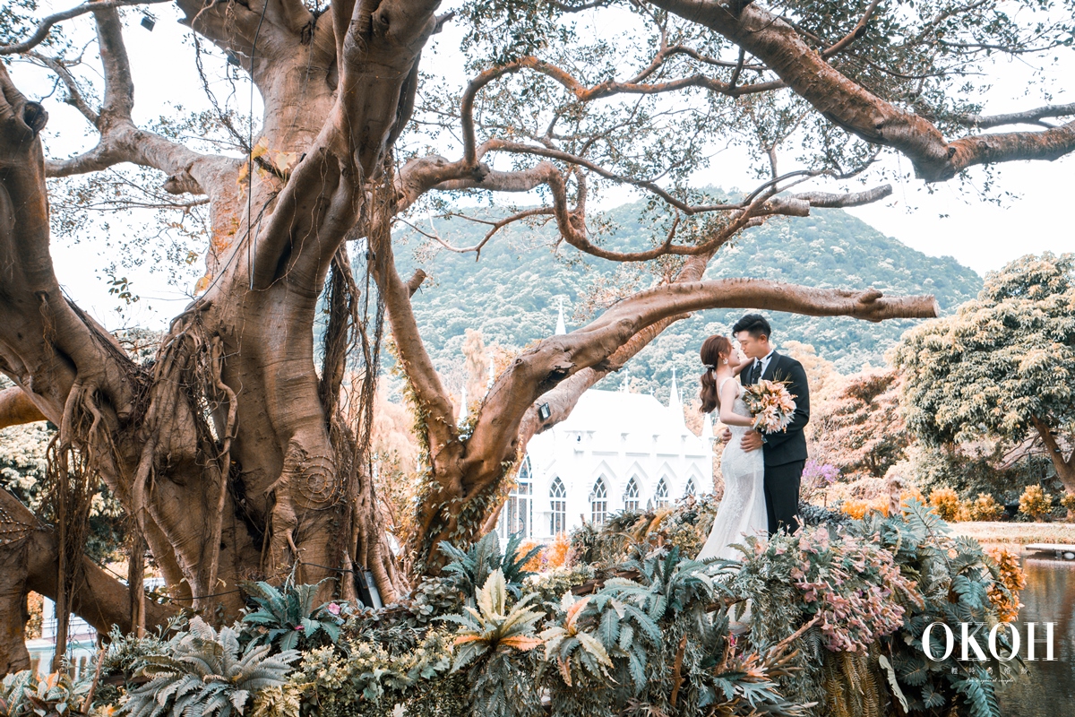 新北婚紗OKOH好朋友本篇帶準新人認識起「森林系」，在近年來常被拿來當作婚紗攝影的風格形容，想要利用高聳的巨木、綠意盎然的草葉，拍出充滿仙氣的森林婚紗，究竟應該要怎麼做呢？北部有什麼地點適合拍攝森林系婚紗？本文整理了森林婚紗拍攝的完整攻略，帶你一步步掌握其中的要領，幫助你留下童話般唯美的回憶。