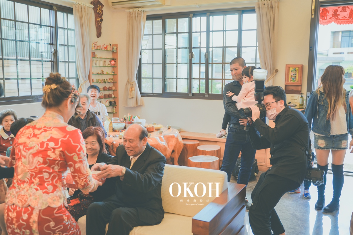 首先，阿崑婚禮攝影師要先跟有興趣踏入全職婚禮攝影師行業的朋友說，一定要很瘋狂熱愛攝影，走這行業才會感受到美好與價值所在，再來就是可能新人們都不是很了解，到底為什麼婚禮攝影師拍一場婚禮的收費，大概是一般上班族半個月到一個月的薪水，是不是有點太貴了？雙機還要再加錢，不就是拍拍照片，按按快門嗎？而婚禮當天到底需不需要花這麼多錢請婚攝？尤其在這個單眼普及，人人皆能手機類單眼攝影的時代，這樣的疑問之後只會越來越多，所以，就由新北婚紗OKOH當家阿崑婚禮攝影師來無私分享關於婚禮攝影師的甘苦談吧! 本篇新北婚紗OKOH當家阿崑婚禮攝影師就來談談婚禮攝影師的成本面來說明吧!