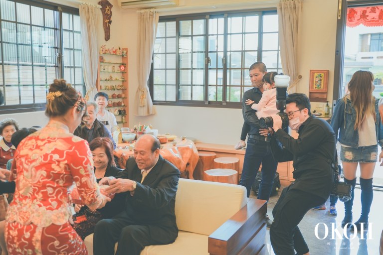 婚攝究竟在忙什麼？為什麼婚紗工作6小時沒吃飯….本篇OKOH當家婚禮攝影阿崑師大公開原來「婚禮攝影」要做這麼多事!