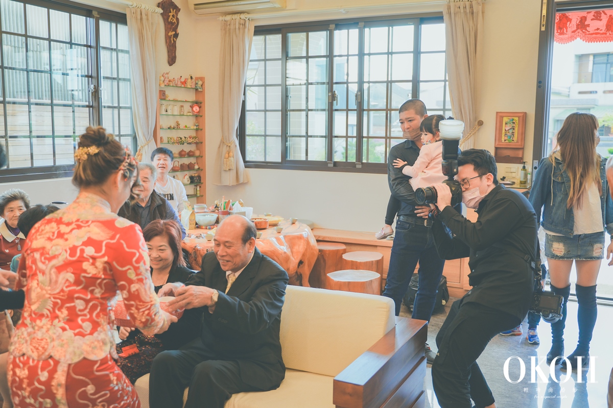 新北婚紗OKOH之當家婚禮攝影阿崑師看到了一篇文章(https://reurl.cc/L4q53L) 婚攝工作6小時「沒飯吃」氣炸！當著新人面刪光婚禮照片，不只有標題，文章內也可以看出新人跟婚禮攝影師之間的情緒面，但是人客啊!看完先不要急著選邊站，這篇文章反而讓身為準新人們好朋友的OKOH婚禮攝影阿崑師想要先讓大家了解婚攝究竟在忙什麼，然後最重要的是，保持跟新人們之間的尊重，才能讓每次的婚禮紀錄達到最美好的圓滿!這就是百場婚禮攝影經驗的絕對客觀的分享!就跟著OKOH婚禮攝影師阿崑師一起本文看起來吧~