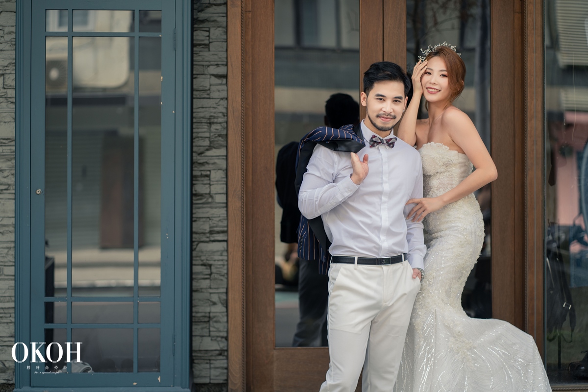 夏天雖然氣溫炎熱，但是天氣都是很熱情跟晴朗的，是超適合結婚的季節，在繽紛耀眼盛夏與另一半攜手命定愛情，象徵兩人的愛獲得豐收，十分有紀念性意義。新北婚紗OKOH好朋友想，若在炎熱的夏季結婚，最適合不過的就是戶外婚禮，無論是在大草坪、莊園、泳池旁、海邊、甚或是遊輪上，都各有各的魅力，而陽光燦爛的夏天正好是最適合這些主題婚禮的季節！但在夏天辦婚禮總有許多令人煩惱的小地方，炎熱高溫、蚊蟲多、多變天氣⋯⋯該如何擁有一場充滿浪漫回憶、又能讓賓客盡歡的夏季婚禮呢？ 所以本篇新北婚紗OKOH帶著新人們瞭解起新北婚禮紀錄之夏日篇章重點的啦~