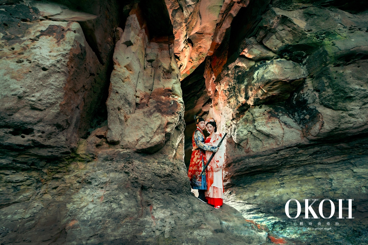 這幾年來，漢婚服穿越風正當時，有不少準新人都選擇了龍鳳褂、秀禾服等中式婚服或者是漢服當作婚紗及婚禮主題和風格，也會作為宴客時穿著的嫁紗，也進而帶動了漢婚服婚紗的風潮。讓許多新人在結婚時中，除了熟悉的白紗禮服外，也想穿上有著古典氣質美的漢式婚服出嫁。不過漢婚服款式也相當多種，讓許多剛開始做功課的新娘分不清楚各種中式婚紗禮服的差異。今天新北婚紗OKOH好朋友就為大家解析漢服婚紗，看完了說不定成了漢式婚服達人唷。