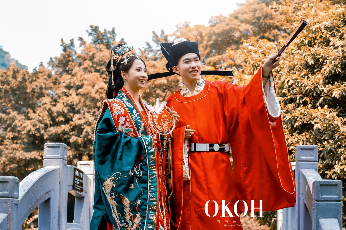 漢服雖然是源自古代的服裝，但當漢服來到了現代，也有其時尚潮流，隨着年度、季節變更，當下流行的漢服種類也會有所不同。本篇新北婚紗OKOH好朋友就帶準新人來了解每個朝代的漢服是什麼，相信想要一場漢服婚禮的準新人一定可以從本篇學到不少靈感知識唷!