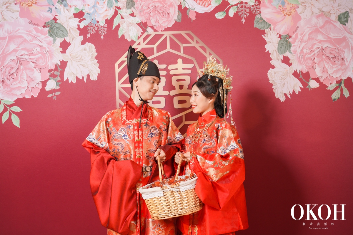 傳統漢服婚禮蔚為風潮，漢服婚禮顧問OKOH就接過很多準新人都指定拍婚紗一定至少要有一套漢服婚禮造型，洽談中也可以看出新人們的想法跟創意，跟值得信賴的漢服婚禮顧問OKOH激盪出屬於自己的客製化漢服婚禮。 那麼到底漢族傳統婚俗是什麼呢?為了讓各位想要舉辦漢服婚禮的新人們能夠藉由了解漢族婚俗，漢服婚禮顧問OKOH準備了本篇科普文，讓準新人長知識之外，也可以讓自己的漢婚服婚禮更有味道到超完備唷