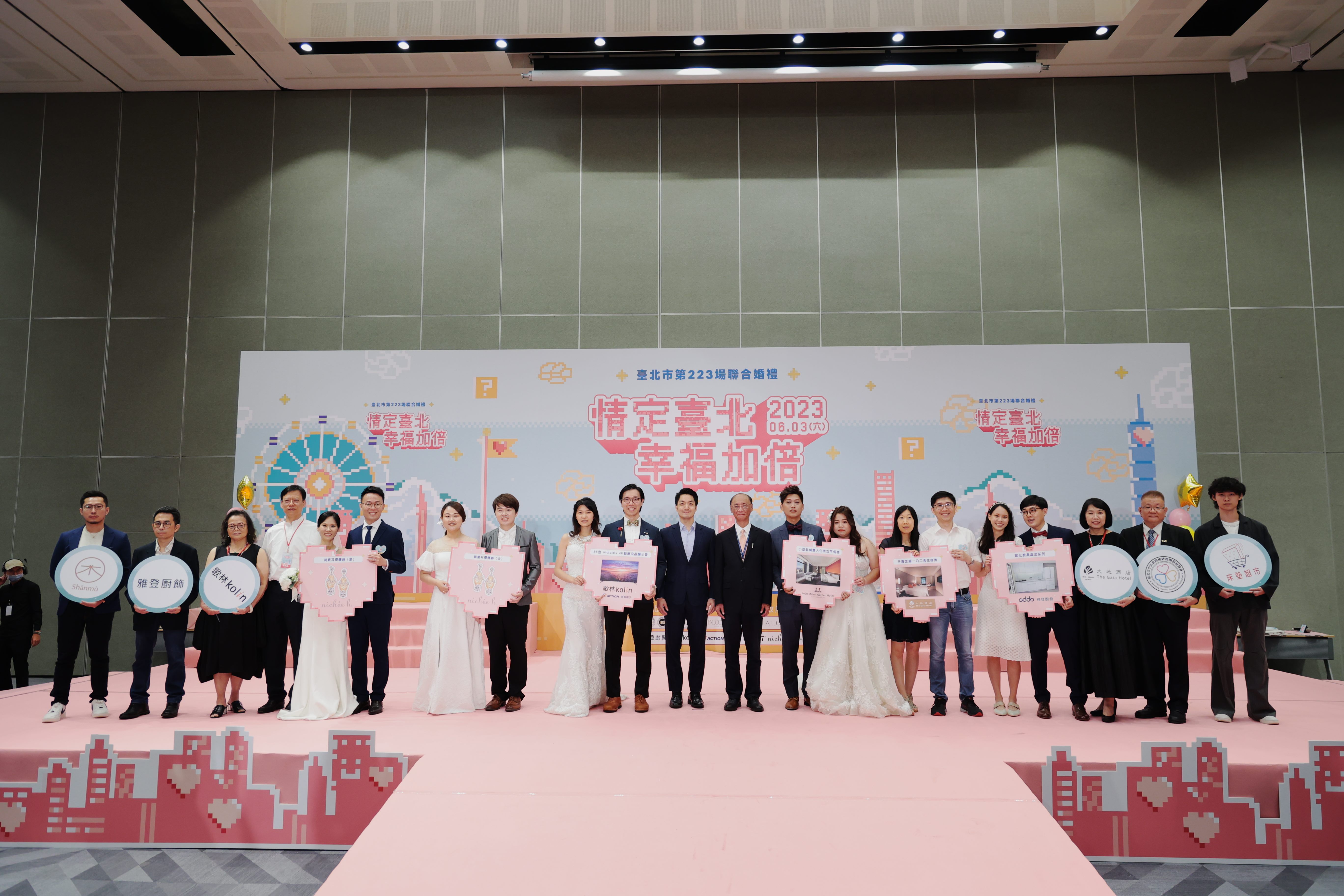 台北婚紗OKOH好朋友來告訴你!其實每年台北聯合婚禮、新北聯合婚禮的申請都是大爆滿狀態，報名相當踴躍。因為除了可以省下不少傳統儀式的時間及花費，聯合婚禮贈品及抽獎活動更是吸引力十足。準新人們你們也想精打細算暨滿載而歸嗎？本篇OKOH好朋友統整北部各縣市政府的聯合婚禮報名方式，有興趣的新人朋友要提早準備，時間一到即刻前往報名。當然別忘了最重要的是要找專業度滿滿的OKOH好朋友一起來幫你們紀錄起專屬你們的聯合婚禮紀錄唷!