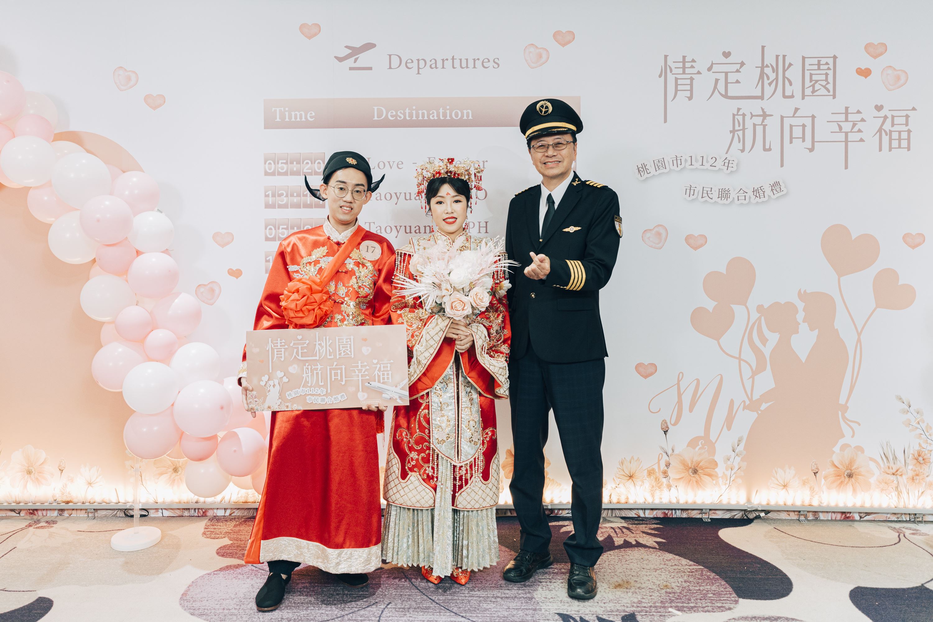 本篇就由台北婚紗OKOH好朋友持續帶準新人看起聯合婚禮資訊之桃園場，桃園這些年辦的很有創意，112年的時候聯合婚禮以航空風格為主題，選在航空城所在地大園區舉辦!整個氛圍有偶像劇的感覺!今年更是規劃婚禮主題票選活動，開放新人票選起來!這麼有創意又可以一起跟大家一起舉辦，是不是也很想來了解一下啊~別忘了一定要請個跟OKOH好朋友一樣強大的神隊友，來幫你們紀錄跟打造完美婚禮造型，以應這樣美好的聯合婚禮紀錄唷
