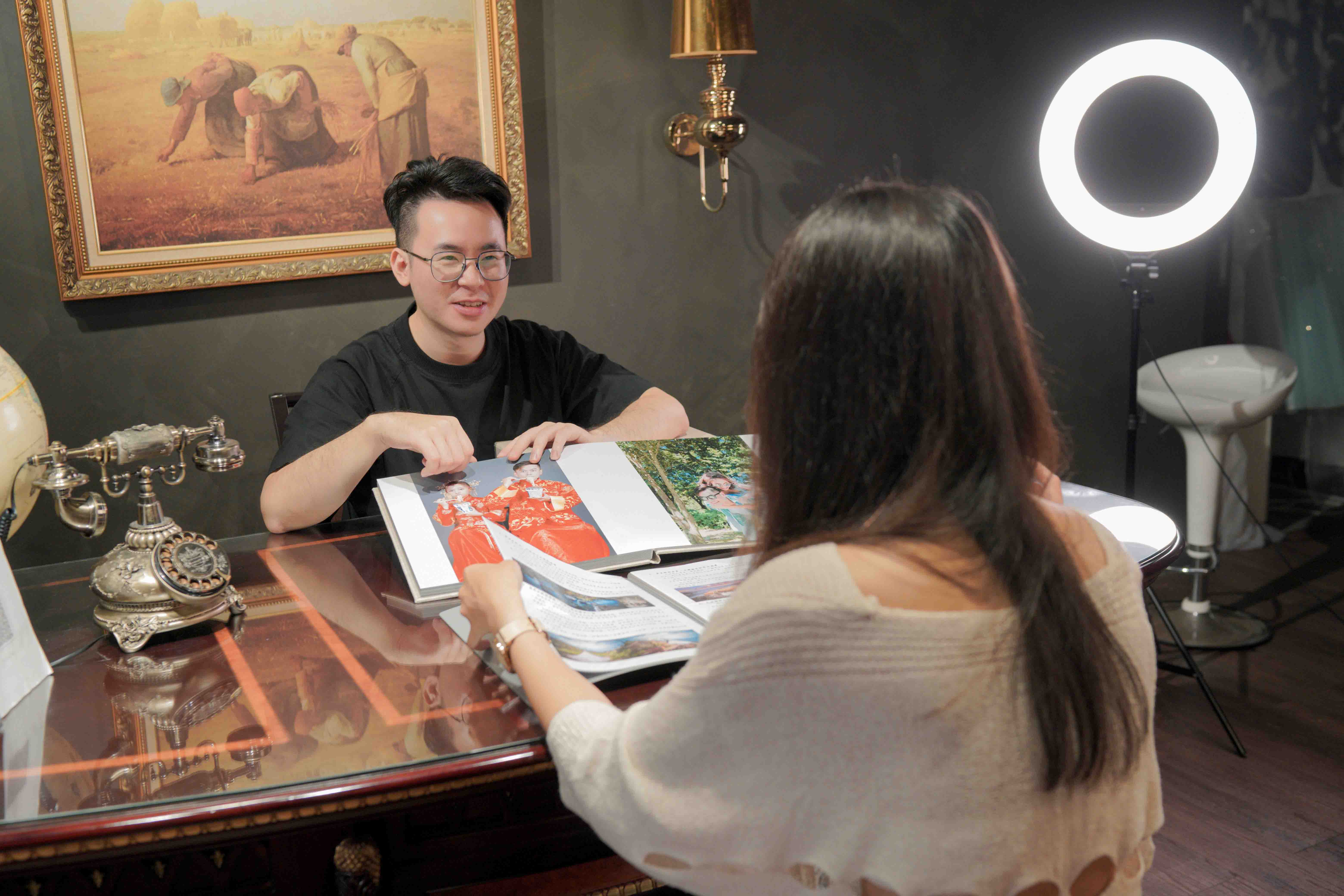 台北婚紗OKOH好朋友來告訴你!不管婚禮婚宴是什麼樣的主題跟場景，身為一位專業婚禮攝影必須稱職的記錄著人與人之間最真切的互動，也必須幫當時因為忙碌錯過許多婚禮片段的新人們重溫一次婚禮上的情感交流。所以本篇就由OKOH當家攝影啊崑師來說分明!像聯合婚禮該拍些什麼，這麼多對新人的情況下，聯合婚禮的婚禮紀錄就很考驗起婚禮攝影師的專業技術啦~所以一起看看本篇吧