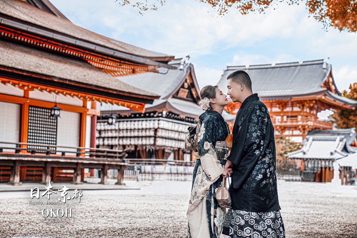 「京都」作為世界級的知名千年文化古都，擁有無數具有歷史價值的文化遺產和建築物，一年四季吸引來自世界各地的遊客，特別是春天櫻花季和秋天楓葉季都是京都的旅遊旺季，古色古香的街道充滿令人著迷難忘的風情，光是神社和寺廟等古老建築物，就有超過十項被列為世界文化遺產。OKOH海外婚紗攝影團就來為你各位精選個景點篇!讓你不管是自助還是跟團，拍海外婚紗還是旅行都可以來紀錄一下吧~
