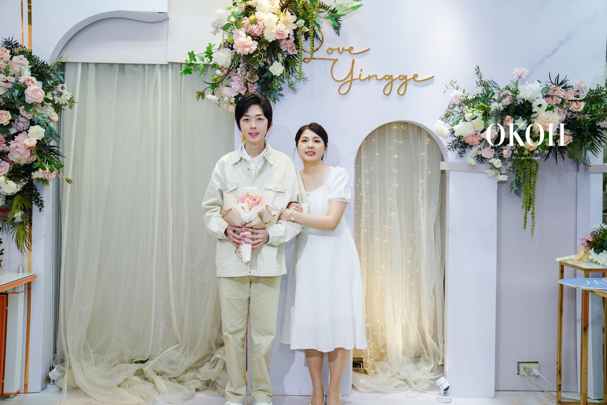 當你們決定登記結婚了，新北婚紗OKOH好朋友真誠也真心的恭喜你們！但當戶政人員問：「要登記哪一天？」你們是不是也有一點小緊張，不知道怎麼選？ 別擔心，這篇文就由新北婚紗OKOH好朋友溫柔地幫你整理好選日的方向， 讓你們的登記日，成為未來每一年都會微笑想起的一天。