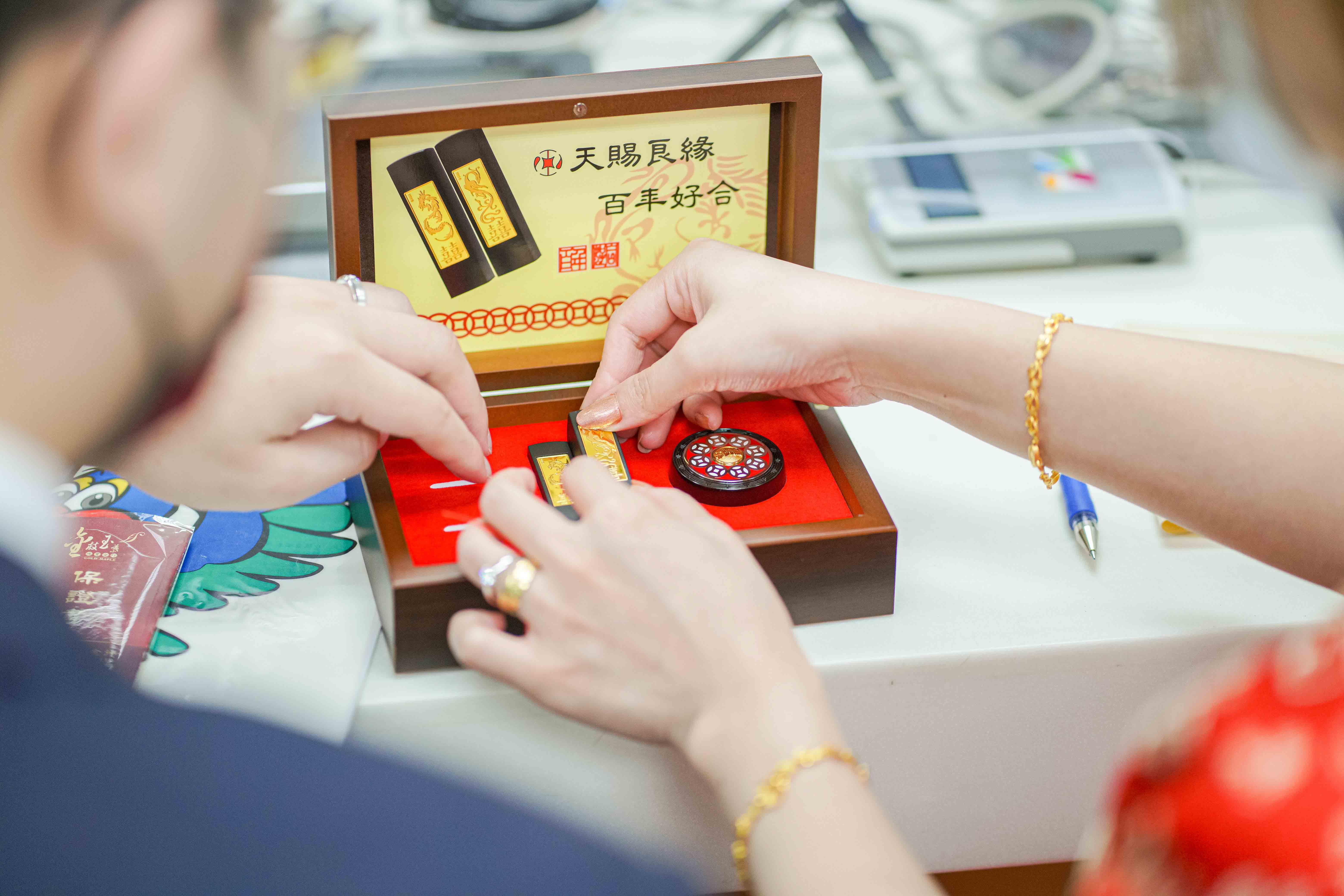 當你們結婚登記完成後，走出戶政的那一刻，是一段關係的開始，不是「做完了什麼」，而是「開始了一起生活」。所以以下這些小事，是 OKOH 想推薦你們在登記日之後做的紀念儀式感提案~歡迎一起來幫自己的登記結婚多些儀式感的紀錄吧~