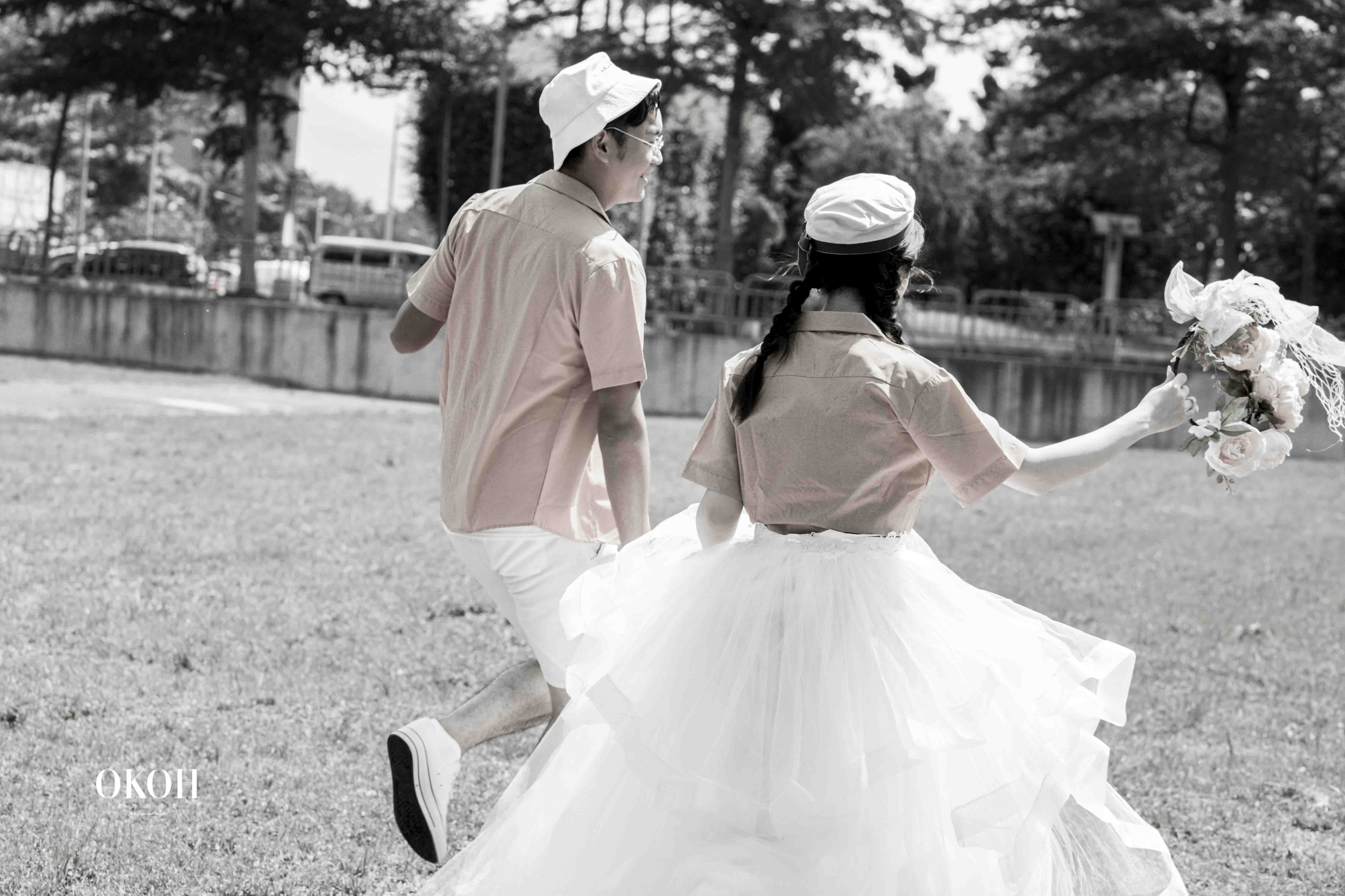這篇將秉持著新北婚紗OKOH好朋友一貫的「生活感 × 儀式感」將穿搭風格＋妝髮搭配＋拍照構圖＋情緒連結完全一次到位Just for you~每一組風格都像是「一種結婚登記日的樣子」! 這篇提案是為這樣你妳準備的—生活感穿搭＋登記日妝髮靈感組合搭配推薦。
