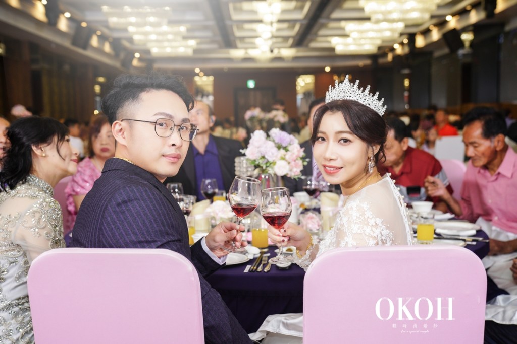 關於婚禮!《登記派 vs 宴客派,你是哪一種結婚人?》就由新北婚紗OKOH大師來分析下