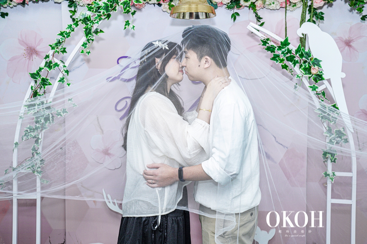 雖然結婚登記沒有像婚禮宴客一樣…我們沒有賓客，但有一輩子的誓詞，今天就是拿著結婚書約、在法院／戶政事務所簽下名字。我們還是拍了照，還是笑得像世界只剩彼此。因為我們好想記得今天的我們。謝謝OKOH好朋友守護我們生活感般儀式感的今天。