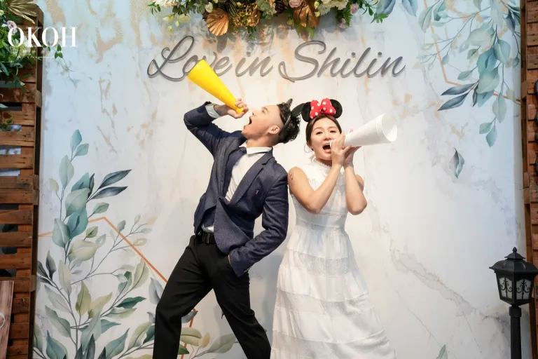 不同色系，有不同的愛情個性。選對顏色，登記日會比你想的更美。 原來「顏色」可以決定登記日的氣氛。 每一對新人都有自己的故事，而色彩，就是最溫柔的情緒語言。 登記結婚不需要盛大儀式，只要選對色系， 整體照片、穿搭、捧花、書約，都能美得像雜誌。 2025 年 OKOH 精選四大最耐看、最上鏡的登記日主題色， 從穿搭、妝髮到捧花搭配，一次教你選對風格。