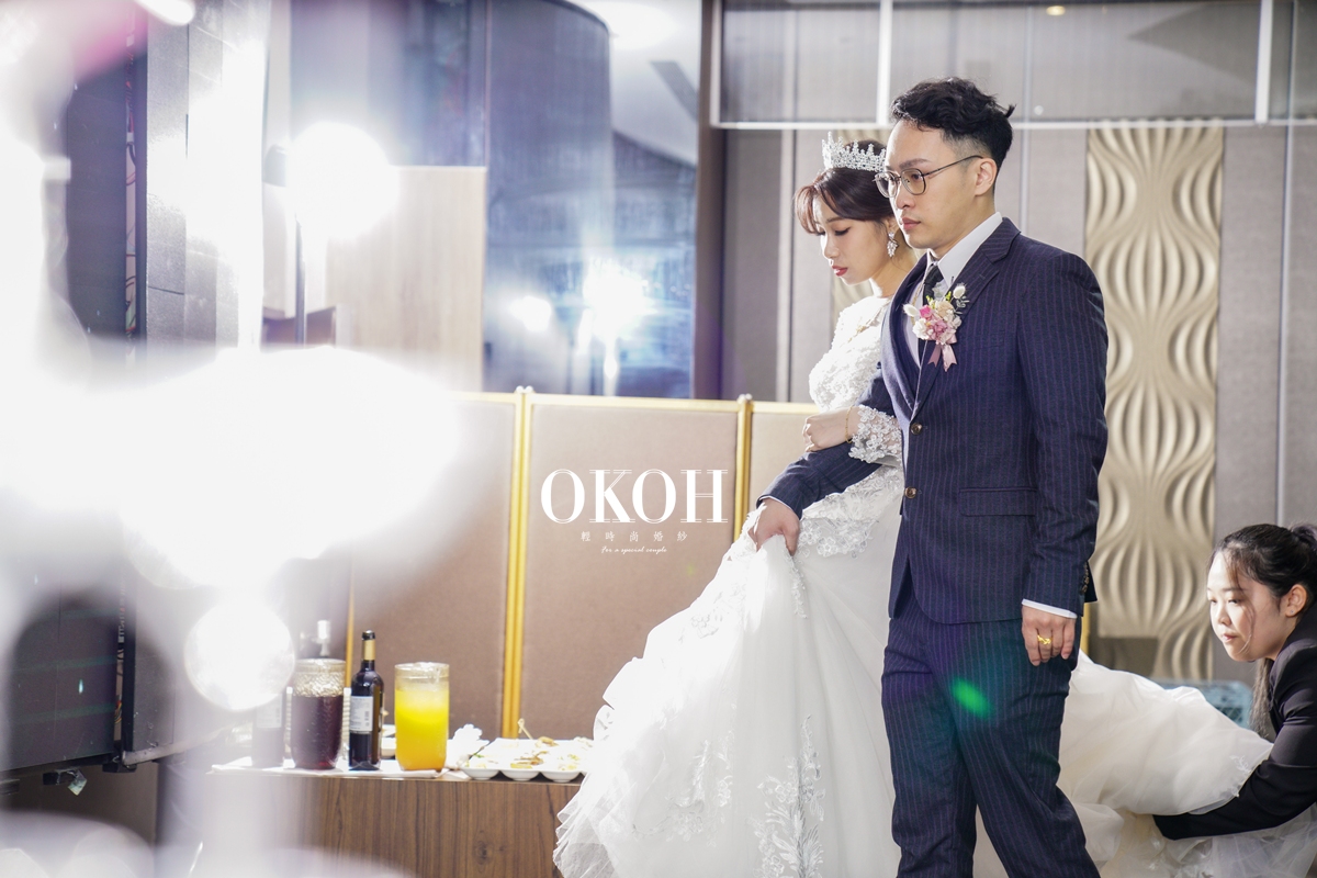 婚紗的風格，是「氣氛」決定的 新人最常問：「我們到底適合去哪個國家拍婚紗？」 其實答案不是地點，而是——你想要什麼「氛圍」？ 同樣是白紗，在日本是清新柔光、在韓國是時髦感、在澳門像歐風度假、 在海島則是自由奔放。OKOH 幫你整理四大海外婚紗氛圍學，找到最適合你們的愛情氣味。