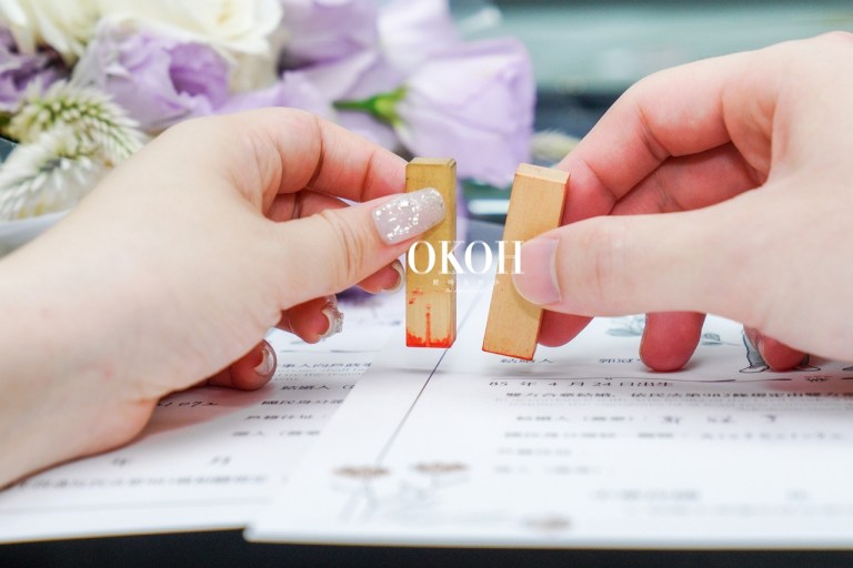 《登記結婚 小細節：從穿搭、捧花、背板，到拍攝動線讓OKOH一次教會你》