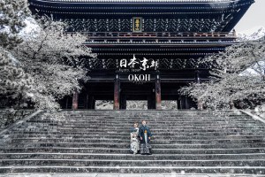 為什麼日本婚紗最常被這兩個城市選中 京都與沖繩， 幾乎代表了日本婚紗的兩個極端。 一個慢、一個自由； 一個安靜、一個明亮。